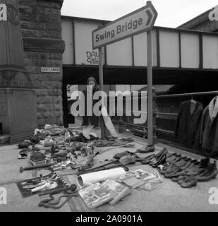 Paddy il Mercato del Sabato Mattina mercato delle pulci, Quayside, Newcastle, c.1972 Foto Stock
