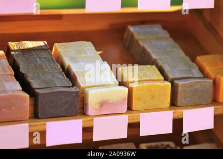 Eco shop ripiano con fatti a mano le barre di sapone Foto Stock