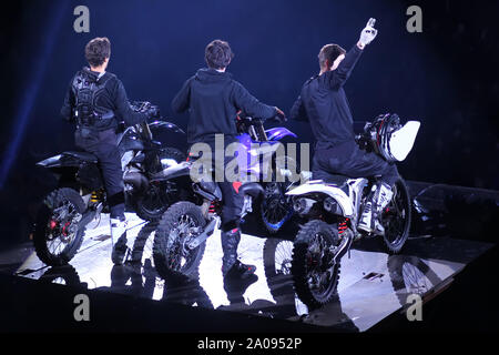 Vista posteriore di tre piloti di Motocross /vincitori sul palco Foto Stock