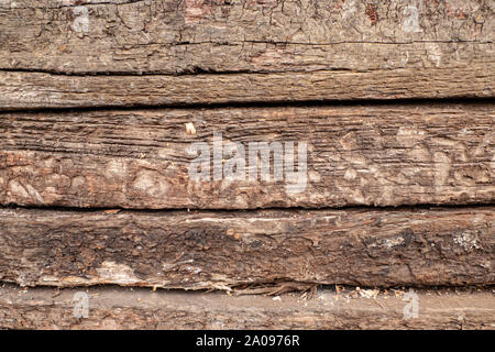 Traversine di legno in una pila vicino. Foto Stock