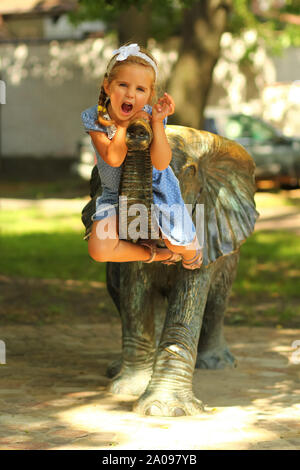 Ritratto di una bambina di tre anni sul parco giochi estivo Foto Stock