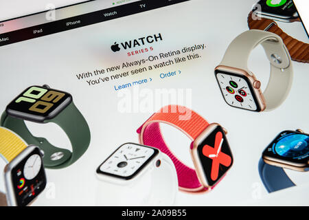 Kiev, Ucraina - 19 Settembre 2019: un close-up shot del sito web apple.com con un annuncio su Apple Inc. ha ufficialmente rilasciato la Apple guarda il Ser Foto Stock