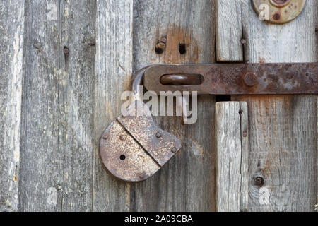 Il vecchio grande lucchetto sulla porta di legno Foto Stock