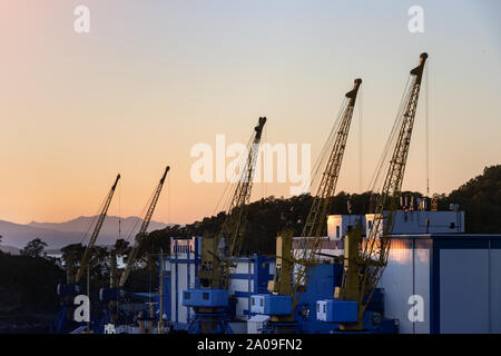 Spese di spedizione Le Gru nel porto di Petropavlovsk, Russia al tramonto. Foto Stock