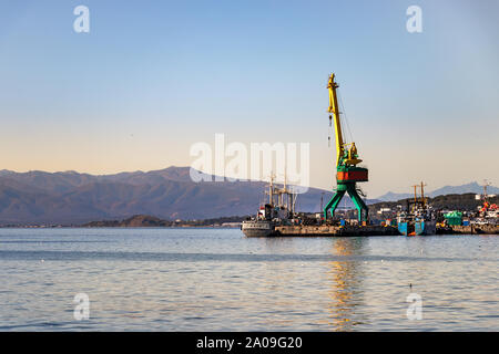 Gru di spedizione nel porto di Petropavlovsk, Russia. Foto Stock