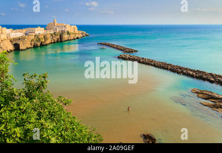 Mare del Gargano: Baia di Vieste, Puglia (Italia). Vista panoramica della città vecchia. Il centro medievale di posatoi su una piccola penisola rocciosa. Foto Stock