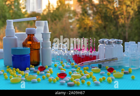 Preparazioni medicinali, unguenti, fiale, siringhe compresse e fiale con una medicina per la vaccinazione e il trattamento della salute umana. Foto Stock