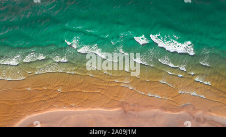 Svuotare il mare e la spiaggia con uno sfondo spazio copia, vacanze vacanze concept Foto Stock
