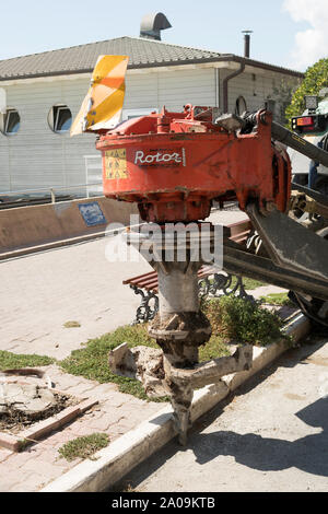 Un Eredi Ferri moncone rotore seminatrice montata su un trattore a Ventimiglia, Liguria, Italia, Europa Foto Stock