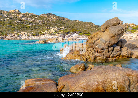 Granito formazioni di roccia sul sentiero Bruzzi, presa su un pomeriggio d'estate, Corsica, Francia Foto Stock