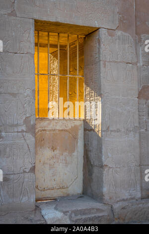 Porte all'interno del Tempio di Edfu. L'Egitto. Africa Foto Stock