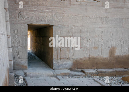 Porte all'interno del Tempio di Edfu. L'Egitto. Africa Foto Stock