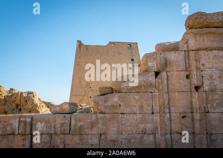 Le pareti interne del Tempio di Edfu. L'Egitto. Africa Foto Stock