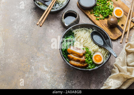 Giapponese ramen zuppa con uova, carne di maiale e cipolla, copia dello spazio. Foto Stock