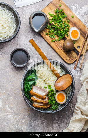 Pollo Ramen ciotola con carne di maiale, pak choi e uovo, laici piana. Foto Stock