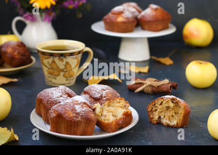 Muffin fatti in casa con le mele e i dadi su uno sfondo scuro, orientamento orizzontale, Autunno still life Foto Stock