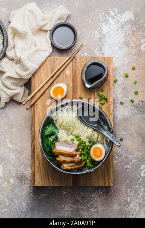 Tonkotsu ramen zuppa o osso di maiale, piatto laici spazio copia. Foto Stock