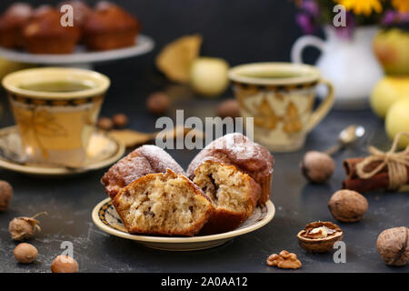 Muffin fatti in casa con le mele e i dadi su uno sfondo scuro, orientamento orizzontale, Autunno still life Foto Stock