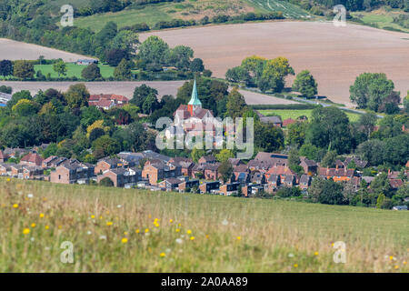 Da Harting Downs si gode di una vista favolosa verso il villaggio di South Harting e la Chiesa Parrocchiale di Santa Maria e Santa Gabriel Harting b Foto Stock