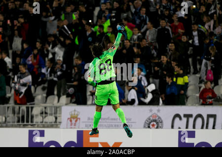 19 settembre 2019; Stadion FK Partizan Belgrado, Serbia; Europa League Calcio, Partizan Belgrado versus AZ Alkmaar; Portiere Vladimir Stojkovic del Partizan celebra il traguardo dal suo compagno di squadra Bibras Natcho del Partizan nel quarantaduesimo minuto per 1-1 Foto Stock