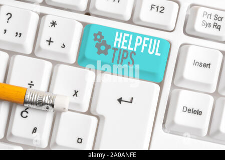 La scrittura della nota mostra suggerimenti utili. Il concetto di business per utili informazioni segrete consigli per realizzare qualcosa di bianco tastiera PC con nota pap Foto Stock