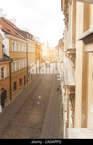 Vista della costruzione europea da una finestra aperta in corrispondenza di mattina a Varsavia, Polonia Foto Stock