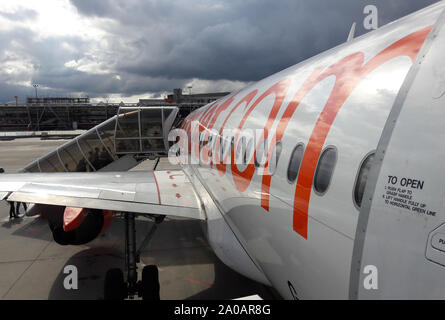 Bristol, North East Somerset, Regno Unito, 01/09/2019, l'aeroporto di Bristol sulla pista e di salire a bordo di un Easyjet airline.in attesa per i bagagli. Foto Stock