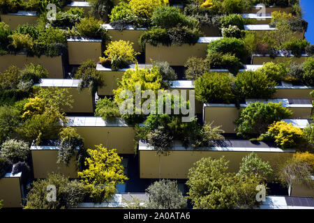 Bosco Verticale (Bosco verticale) è una coppia di torri residenziali (111 e 76 metri di altezza) progettato da Stefano Boeri e contengono più di 900 alberi Foto Stock