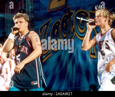 ***FILE FOTO*** Aronne e Nick Carter invischiato nella battaglia pubblica. NICK E AARON CARTER effettuando in corrispondenza di Z100's ZOOTOPIA al Giants Stadium di New Jersey. Giugno 2, 2002 Credit: RTBonomo / MediaPunch Foto Stock