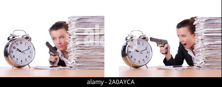 La donna con la pistola sotto stress da scadenze Foto Stock