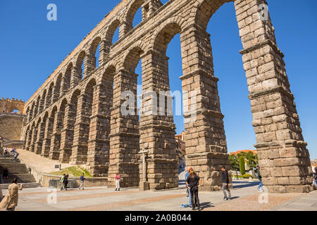 SEGOVIA, Spagna - 27 Aprile 2019: Paesaggio di acquedotto romano, il famoso punto di riferimento di Segovia, Spagna Foto Stock