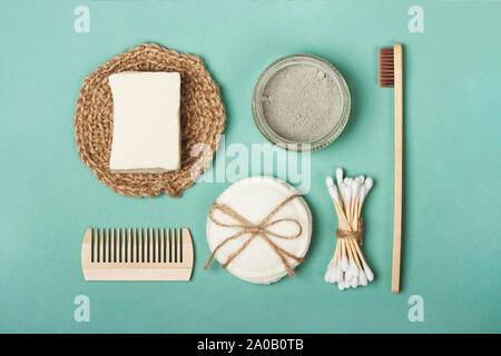 Set di eco-friendly di plastica-free body care elementi sullo sfondo di menta. Lay piatto. Zero rifiuti Nozione di plastica libera, organico, eco-friendly shopping Foto Stock