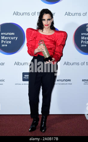 Anna Calvi durante la Hyundai Premio Mercurio 2019, tenutosi presso la Eventim Apollo, Londra. Foto Stock