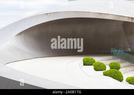 Germania, Wolfsburg - 30 Maggio 2019: moderno padiglione Porsche in Autostadt Foto Stock