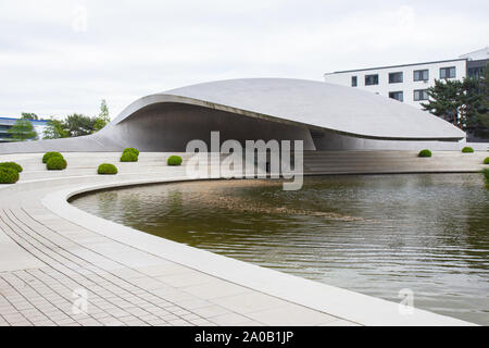 Germania, Wolfsburg - 30 Maggio 2019: moderno padiglione Porsche in Autostadt Foto Stock