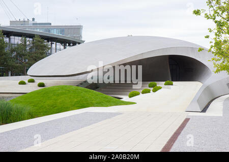 Germania, Wolfsburg - 30 Maggio 2019: moderno padiglione Porsche in Autostadt Foto Stock