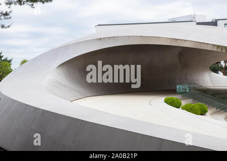 Germania, Wolfsburg - 30 Maggio 2019: moderno padiglione Porsche in Autostadt Foto Stock