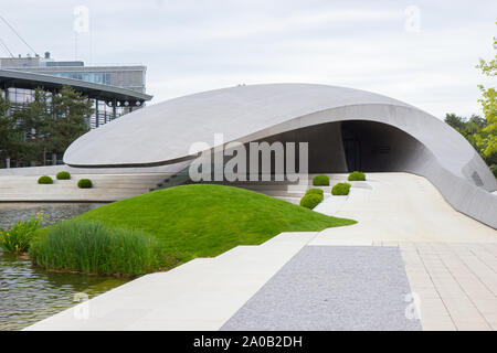 Germania, Wolfsburg - 30 Maggio 2019: moderno padiglione Porsche in Autostadt Foto Stock