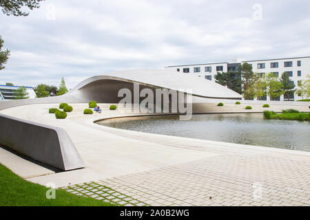 Germania, Wolfsburg - 30 Maggio 2019: moderno padiglione Porsche in Autostadt Foto Stock