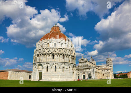 Pisa Battistero di San Giovanni, Cattedrale di Pisa e la Torre Pendente di Pisa torre campanaria, Piazza dei Miracoli a Pisa, Italia Foto Stock