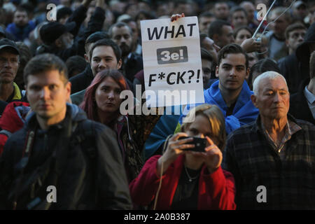 Kiev, Ucraina. Xix Sep, 2019. Persone stare accanto a un cartello che dice ''Che Ze f*ck?!" come si riuniscono di fronte all ufficio presidenziale per protestare in Kiev, Ucraina, Settembre 19, 2019. Centinaia di ucraini sotto lo slogan "l' Norman cospirazione è tradimento!'' si riuniscono di fronte all ufficio presidenziale per protestare contro l'attuazione di accordi di Minsk sotto la formula Steinmeier durante il formato della Normandia riunione. Credito: Sergii Kharchenko/ZUMA filo/Alamy Live News Foto Stock