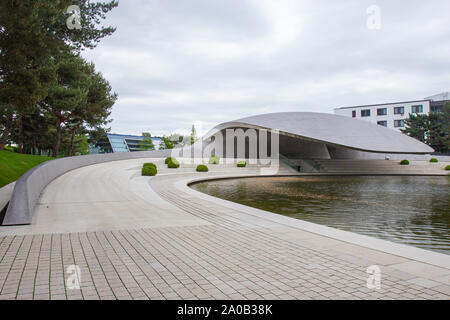 Germania, Wolfsburg - 30 Maggio 2019: moderno padiglione Porsche in Autostadt Foto Stock