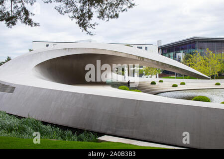 Germania, Wolfsburg - 30 Maggio 2019: moderno padiglione Porsche in Autostadt Foto Stock