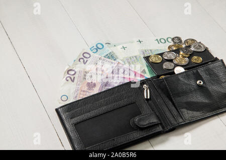 Nero portafoglio in pelle con il polacco di denaro. Il concetto di business Foto Stock