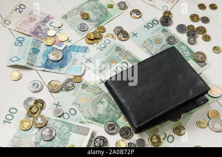 Nero portafoglio in pelle con il polacco di denaro. Il concetto di business Foto Stock