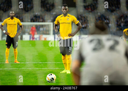 I ragazzi giocatore Assalé Roger (R) è visto in azione durante la partita per la UEFA Europa League a Dragon Stadium il 19 di giugno, 2019 a Porto, Portogallo. Foto Stock