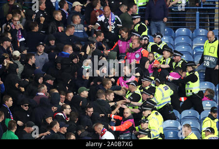 Tifosi si scontrano con la polizia in stand durante la UEFA Europa League gruppo g corrispondono a Ibrox Stadium, Glasgow. Foto Stock