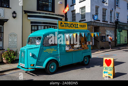 Vecchia citroen carrello la vendita di formaggio in outdoor street market in Shaftesbury, Dorset, Regno Unito il 15 settembre 2019 Foto Stock