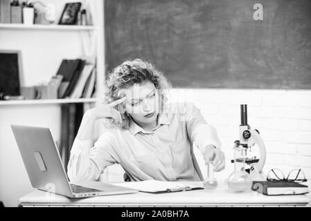 Pressione tesa nervoso. Educatore stressante. Insegnante di professione stressante. Ragazza stanco stressante espressione con laptop e microscopio inchiesta lavoro biologia e chimica. Scienziato stressante. Foto Stock