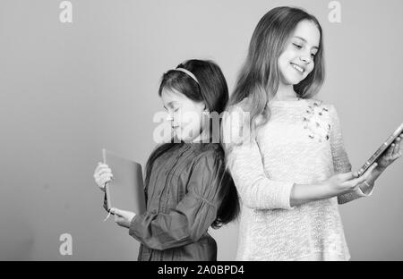 I ragazzi ragazze con libri e quaderni. Educazione e letteratura per bambini. Favola preferita. Sorelle pick libri da leggere insieme. Adorabili ragazze amano i libri. Diari segreti o un diario personale. Smart è grande. Foto Stock